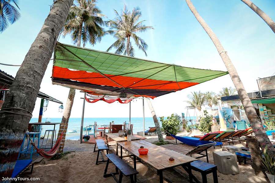 Eva hut mui me beach hostel